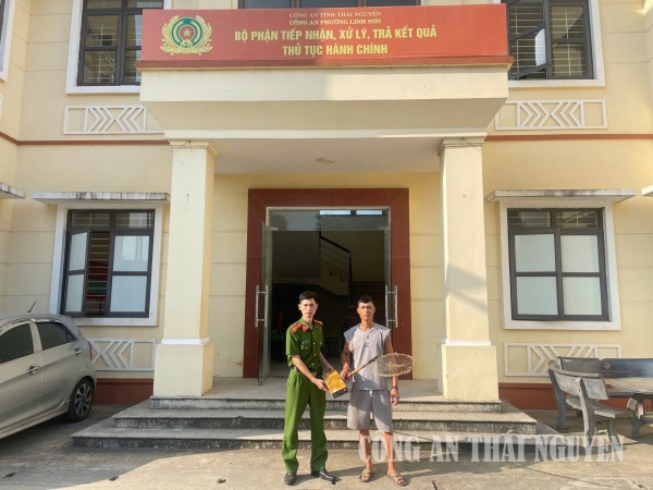 Công an phường Linh Sơn tuyên truyền, vận động nhân dân giao nộp phương tiện kích cá bằng điện