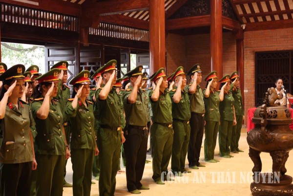 Công an phường Phan Đình Phùng về nguồn, ôn truyền thống cách mạng