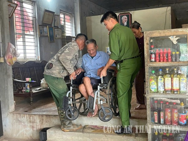 Công an xã Thần Sa hỗ trợ thân nhân liệt sĩ thu nhận mẫu ADN