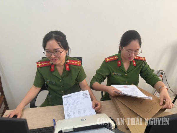 Công an phường Bá Xuyên số hoá hồ sơ cư trú, căn cước