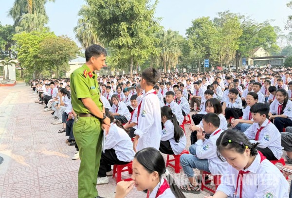Cán bộ Công an phường trao đổi trực tiếp với học sinh Trường THCS Vạn Xuân I