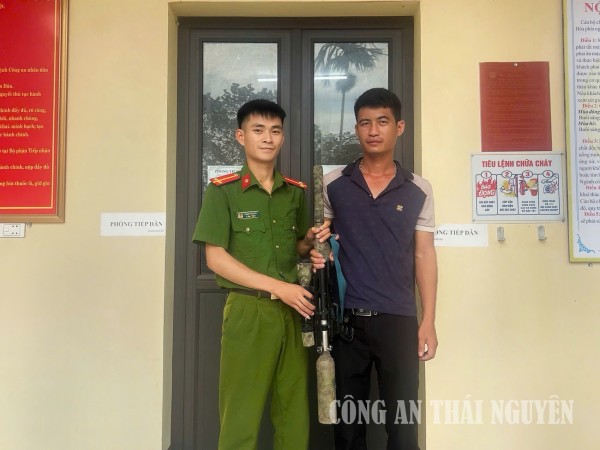 Công an xã Kim Phượng tăng cường vận động nhân dân giao nộp vũ khí, pháo tự chế