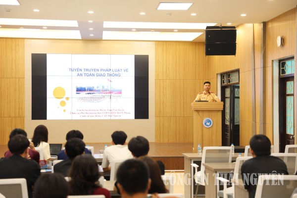 Tuyên truyền pháp luật về trật tự, an toàn giao thông cho sinh viên nước ngoài