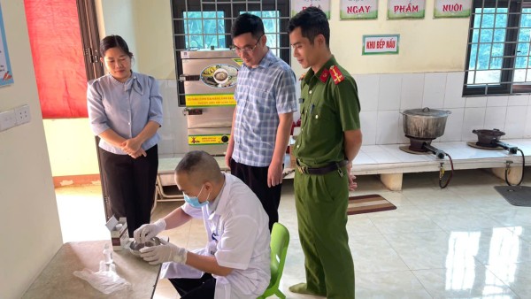 Công an xã Côn Minh tăng cường kiểm tra vệ sinh an toàn thực phẩm tại các trường học