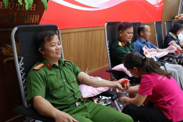 Công an xã Vĩnh Thông tham gia hoạt động hiến máu tình nguyện