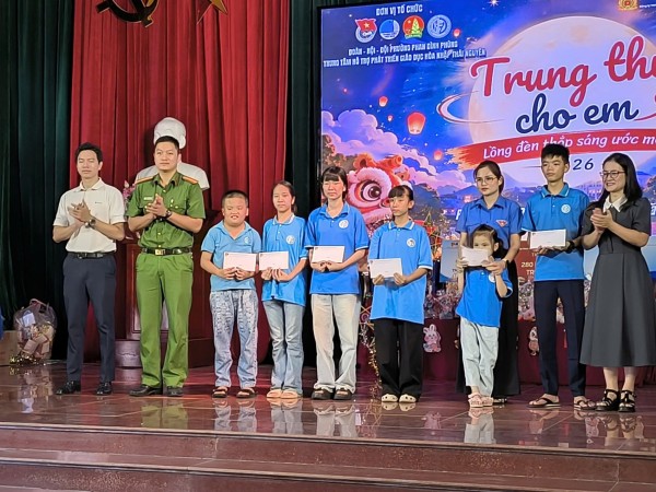 Công an phường Phan Đình phối hợp tặng quà cho học sinh có hoàn cảnh khó khăn
