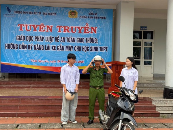 Công an phường Phan Đình Phùng tuyên truyền pháp luật về an toàn giao thông cho gần 1.000 học sinh
