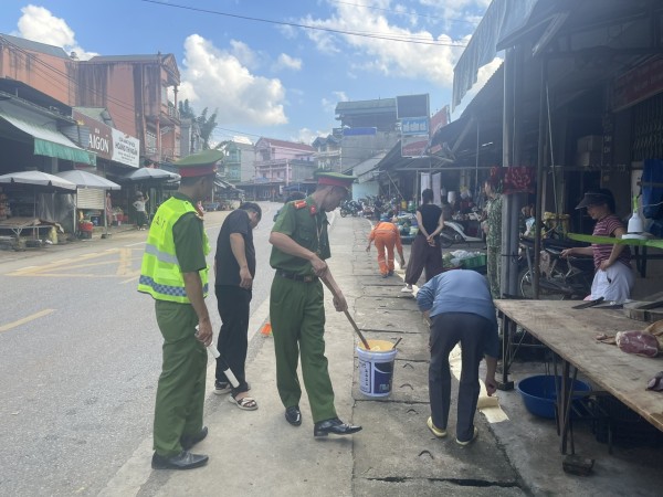 Công an xã Bằng Vân giải tỏa hành lang an toàn giao thông