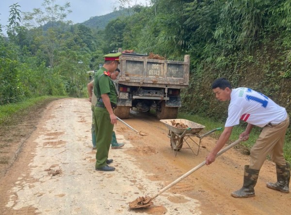 Công an xã Côn Minh kiểm tra, bảo đảm an toàn hoạt động vận chuyển đất, đá