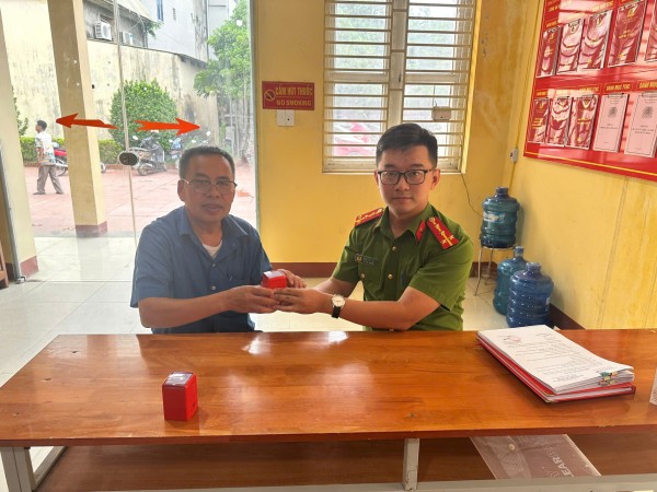 Công an xã Kha Sơn khẩn trương cấp mới con dấu cho các nhà trường sau sáp nhập
