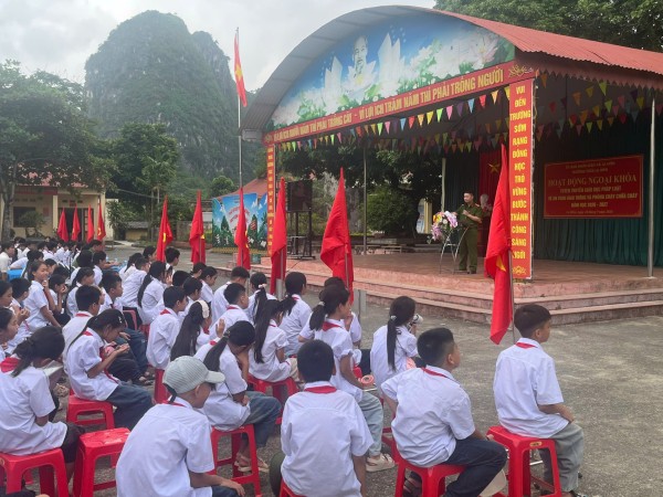 Công an xã La Hiên tuyên truyền pháp luật tại trường học