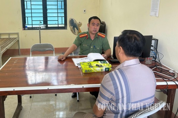 Công an xã Quang Sơn làm việc với trường hợp tương tác với trang thông tin phản động trên Facebook