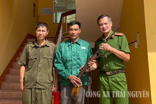 30 09 2026 Công an xã Tân Khánh tăng cường tuyên truyền, vân động nhân dân tự giác giao nộp vũ khí, vật liệu nổ, công cụ hỗ trợ