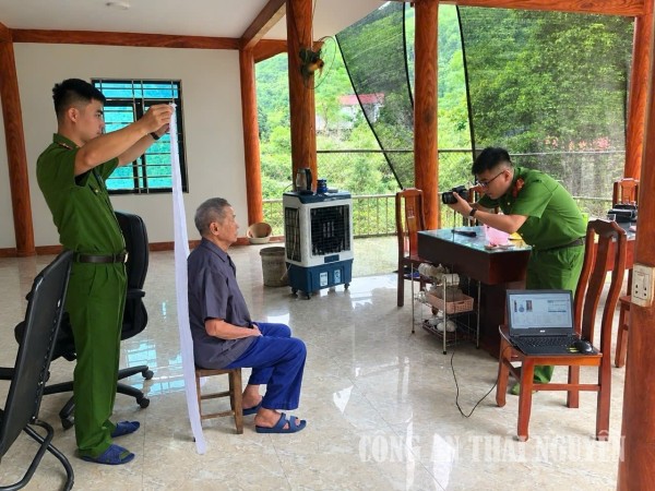 Công an xã Tân Kỳ hỗ trợ người già, người neo đơn, không đi lại được làm thủ tục cấp căn cước