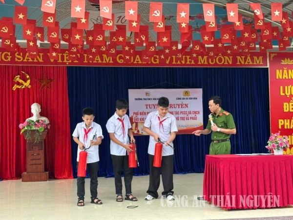 Công an Xã Văn Hán tuyên truyền, phổ biến pháp luật trong trường học