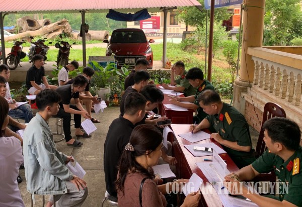 Công an xã Yên Thịnh phối hợp khám sơ tuyển sức khỏe cho thanh niên nhập ngũ