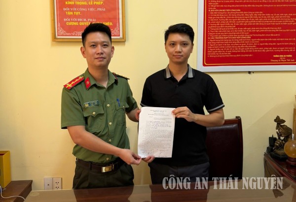 Công dân trẻ viết đơn tình nguyện tham gia nghĩa vụ Công an nhân dân