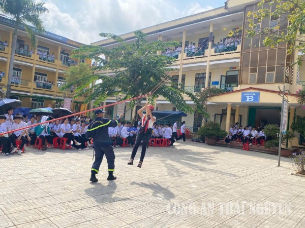 Hơn 1.200 cán bộ, giáo viên, học sinh trải nghiệm kỹ năng phòng cháy, chữa cháy và cứu nạn, cứu hộ