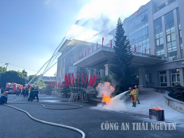 Thực tập phương án chữa cháy và cứu nạn, cứu hộ tại phường Bắc Kạn