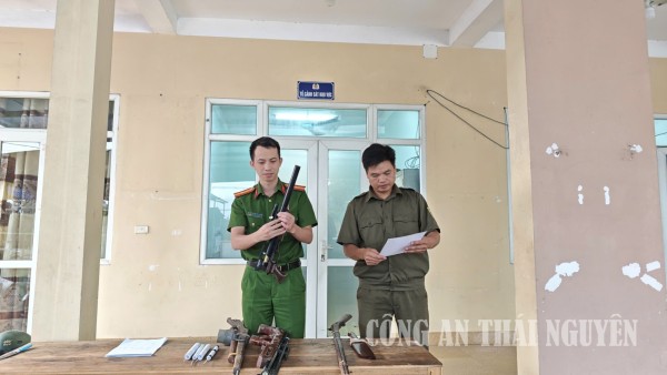 Công an xã Đại Từ vận động nhân dân giao nộp vũ khí, pháo tự chế