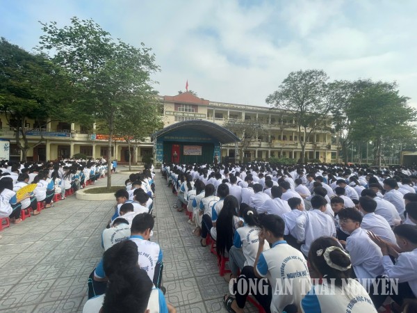 Đông đảo học sinh tham gia buổi tuyên truyền