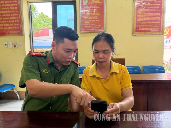 Công an xã Văn Hán hướng dẫn người dân đánh giá mức độ hài lòng trong giải quyết thủ tục hành chính qua VneID