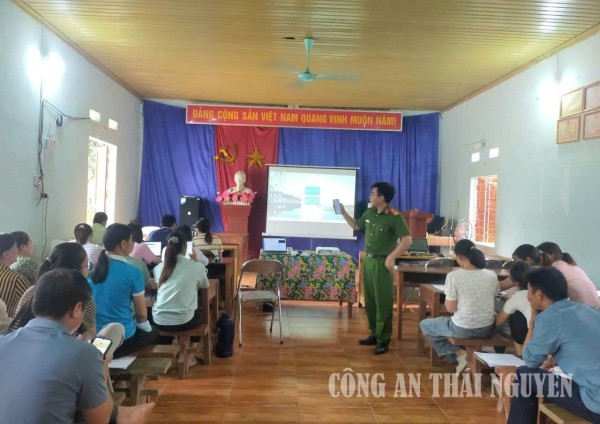 Công an xã hướng dẫn Nhân dân về thủ tục hành chính.