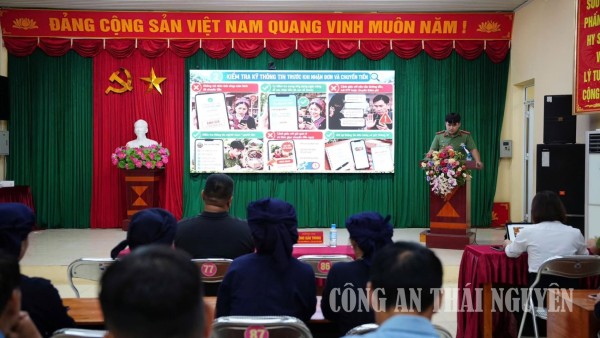 Công an xã Phong Quang tuyên truyền an toàn, an ninh mạng