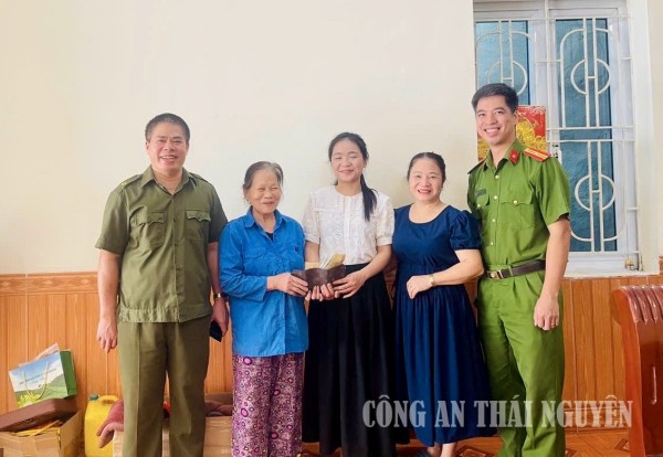 Công an phường Quyết Thắng kịp thời hỗ trợ trao trả giấy tờ đánh rơi cho người dân