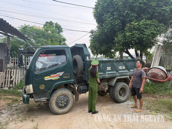 Cán bộ Công an xã Bình Thành kiểm tra các phương tiện giao thông