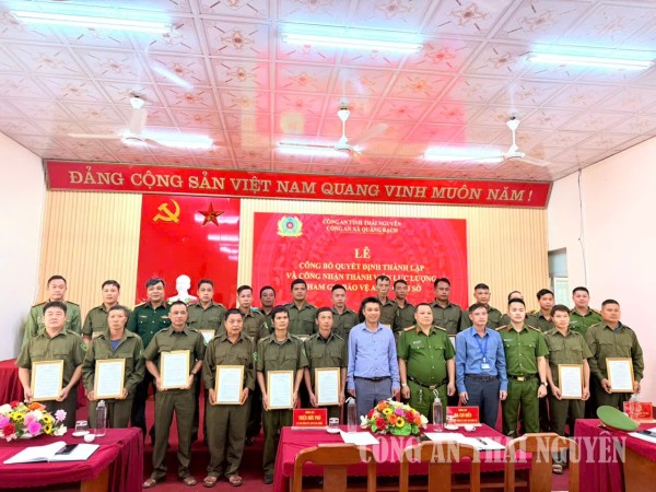 Công bố quyết định thành lập tổ bảo vệ an ninh trật tự ở cơ sở tại xã Quảng Bạch