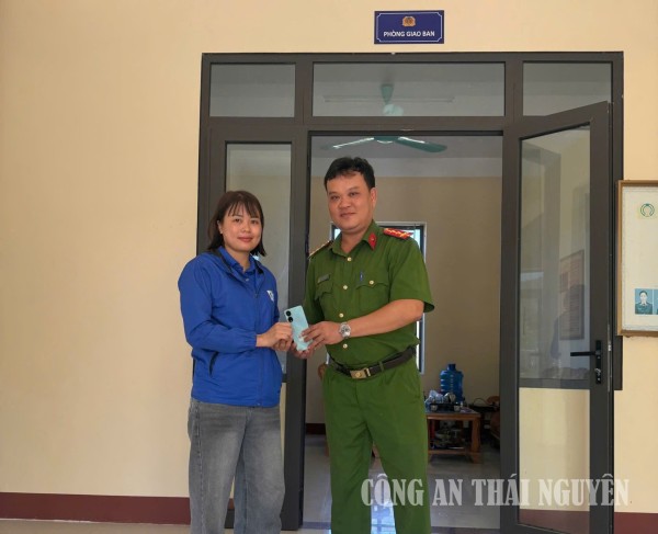 Công an xã Phượng Tiến hỗ trợ người dân tìm lại tài sản bị đánh mất