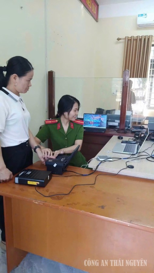 Công an xã Phượng Tiến thu nhận hồ sơ cấp căn cước cho công dân