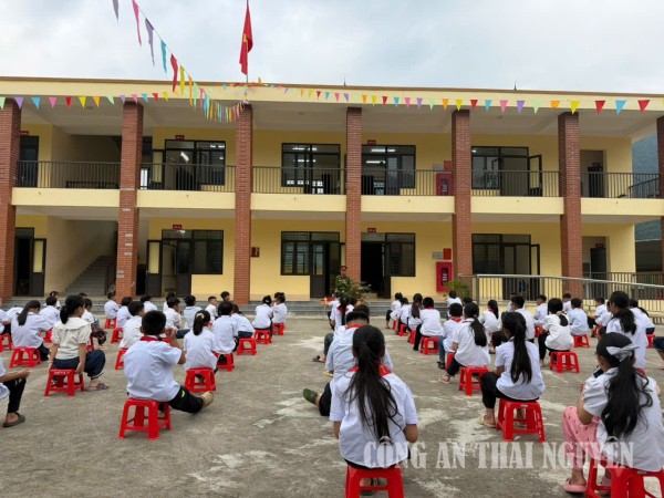 Công an xã tuyên truyền pháp luật, kỹ năng an toàn cho học sinh