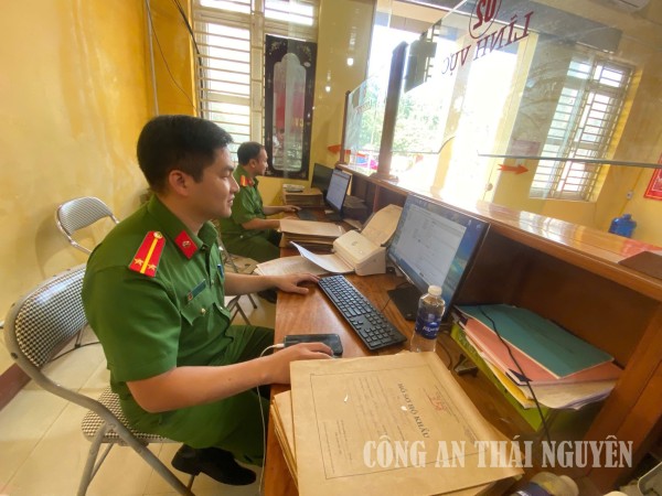 Công an xã Kha Sơn đẩy mạnh số hóa hồ sơ cư trú trong tàng thư căn cước, cư trú