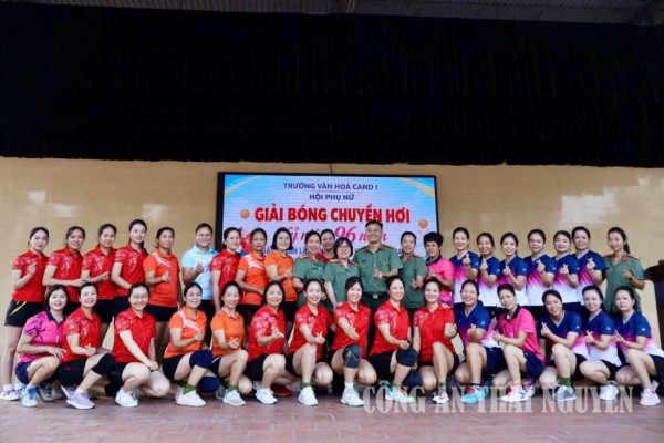 Sôi nổi giải bóng chuyền hơi nữ chào mừng ngày Phụ nữ Việt Nam 20/10