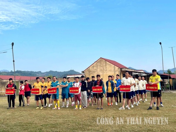 Sôi nổi giải bóng đá thanh niên dân tộc thiểu số xã Phủ Thông