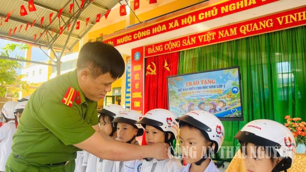 Công an xã Thần Sa tổ chức chương trình “Tiếp bước đến trường - An toàn giao thông”