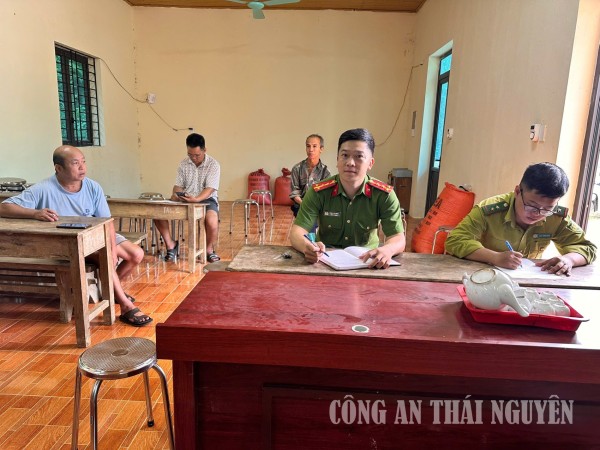 Công an xã Nam Cường phối hợp tuyên truyền pháp luật về bảo vệ rừng