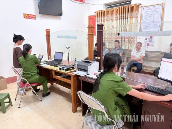 Công an xã Yên Trạch cấp căn cước và định danh điện tử mức độ 2 cho học sinh