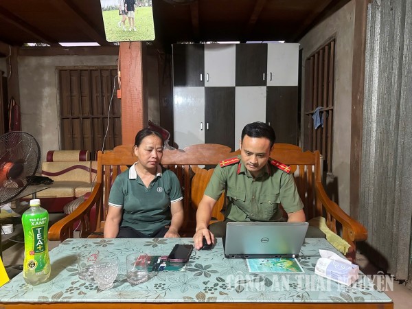 Công an xã Thần Sa hướng dẫn thực hiện khai báo tạm trú cho công dân