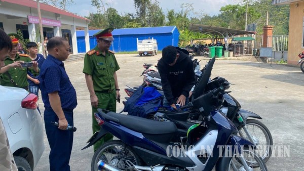 Công an xã Na Rì tăng cường kiểm tra xe "độ chế" trong các cơ sở giáo dục