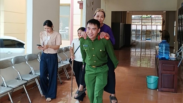 Công an xã Ngân Sơn phối hợp lấy mẫu ADN cho thân nhân liệt sĩ