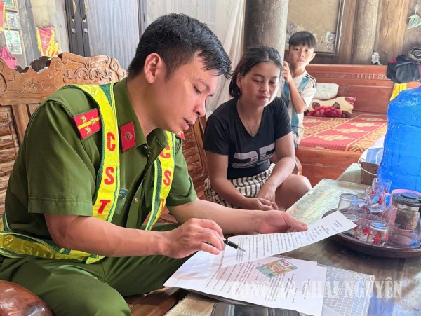 Công an xã Thần Sa đẩy mạnh làm sạch dữ liệu giấy phép lái xe