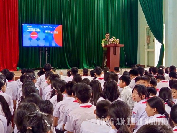 Công an xã Yên Thịnh tuyên truyền chiến dịch “Không một mình - Kết nối không tổn thương”