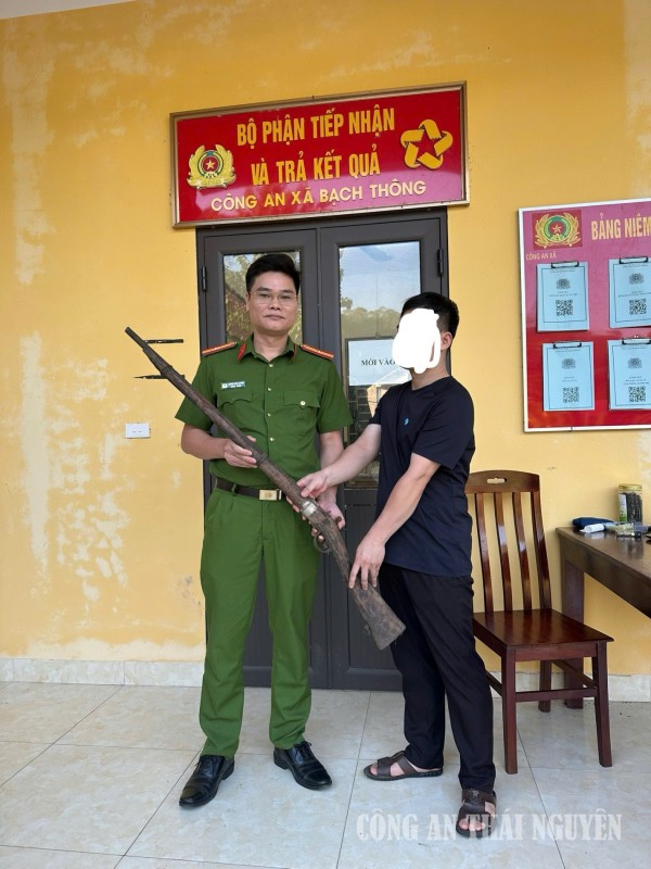 Công an xã Bạch Thông tiếp nhận súng, linh kiện súng do công dân tự nguyện giao nộp