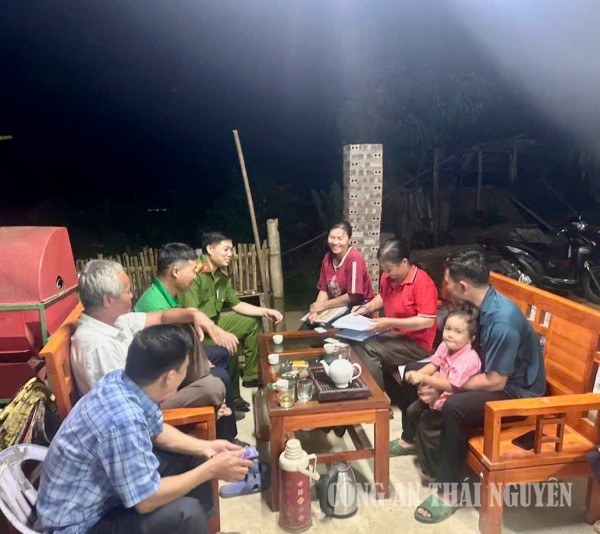 Công an xã Yên Thịnh phối hợp rà soát hộ nghèo, hộ cận nghèo