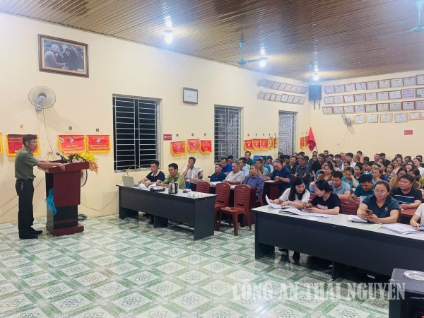 Công an xã tuyên truyền pháp luật tại các thôn trên địa bàn xã