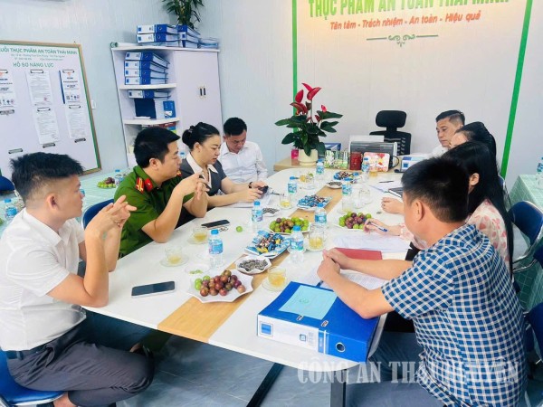 Công an phường Tích Lương tuyên truyền pháp luật tại các cơ sở cung cấp thực phẩm trên địa bàn
