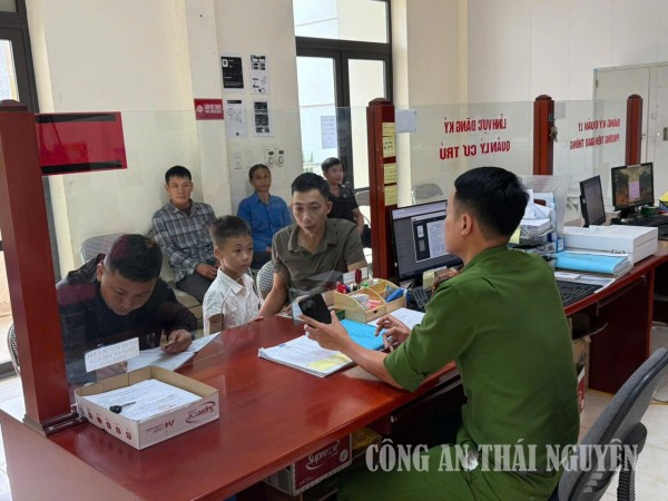 Công an xã Thượng Minh cấp căn cước, định danh điện tử mức 2 cho công dân